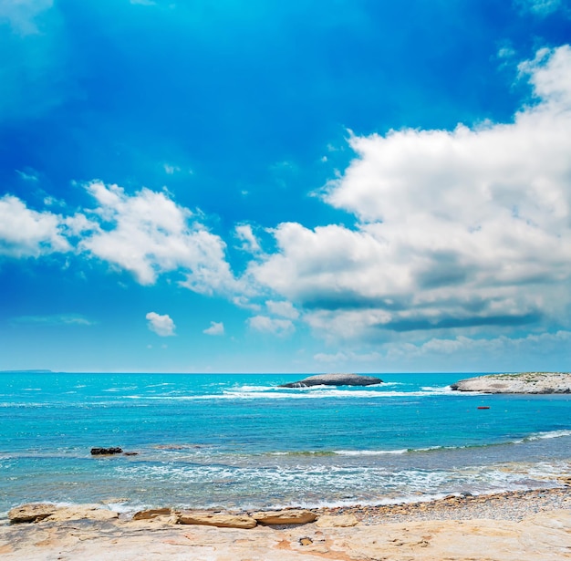 Drastischer Himmel über der felsigen Küste Sardiniens