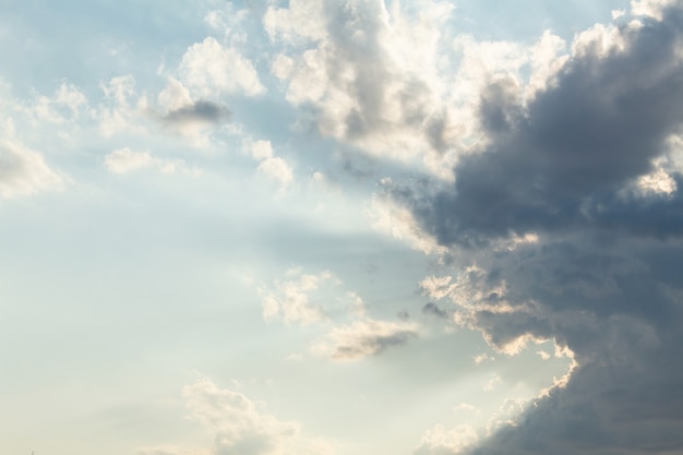 Drastischer malerischer bunter Himmel mit Wolke und malerischen szenischen Federsonnenstrahlen vor Sonnenuntergang