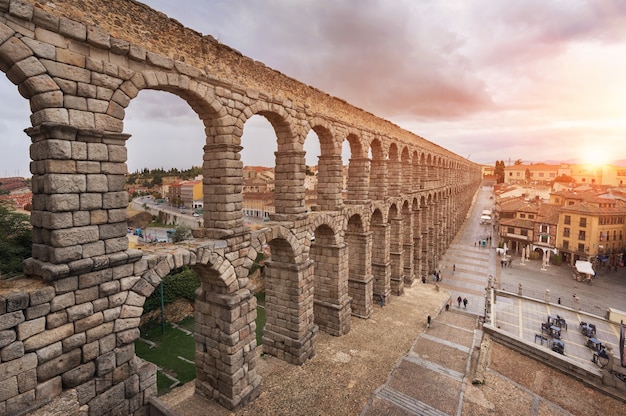 Drastischer Sonnenuntergang im berühmten Segovia-Aquädukt, Kastilien y Leon, Spanien.