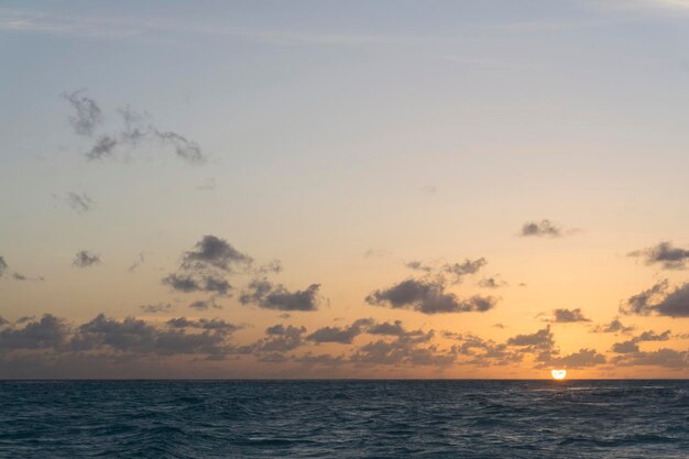 Drastischer Sonnenuntergang über tropischem Meer