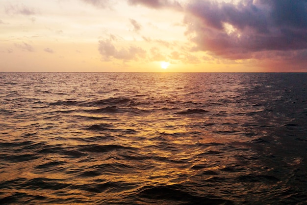 Drastischer Sonnenuntergang über tropischem Meer