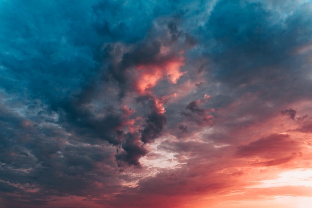 Drastischer Sonnenunterganghimmel mit Mehrfarbenwolken