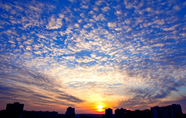 Drastischer Sonnenunterganghimmelhintergrund mit brennenden Wolken