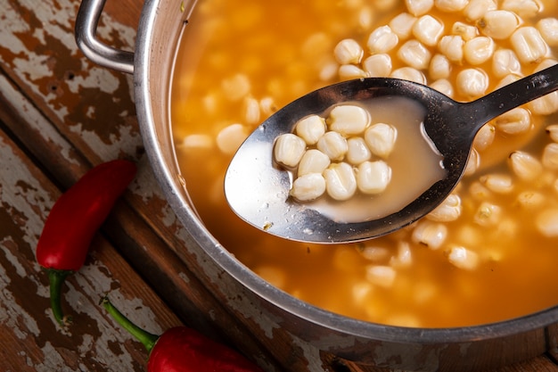 Draufsicht auf appetitliche Pozole-Schale