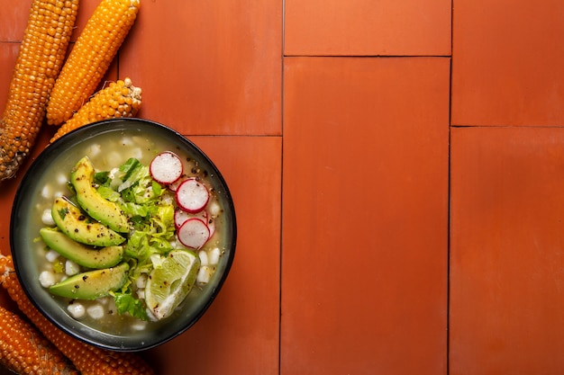 Foto draufsicht auf appetitliche pozole-schale