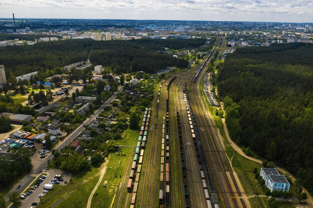 Draufsicht auf Autos und Eisenbahnen