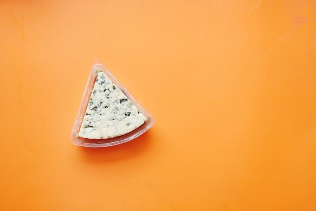 Draufsicht auf Blauschimmelkäse auf orangem Hintergrund