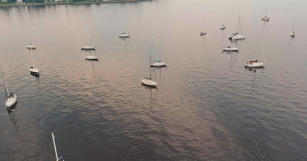 Draufsicht auf Boote und Yachten in der Marina von oben Segelboot