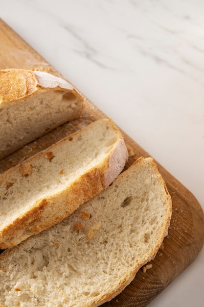 Foto draufsicht auf brot auf schneidebrett