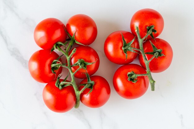 Draufsicht auf Bündel frische Tomaten auf weißem Hintergrund