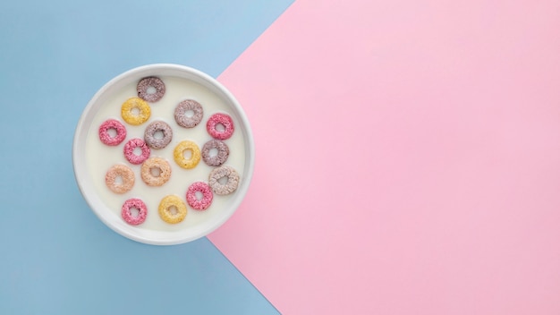 Foto draufsicht auf bunte frühstücksflocken mit kopienraum