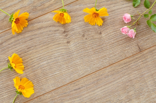 Draufsicht auf Calendula und Rosenblüten auf den Holzbrettern