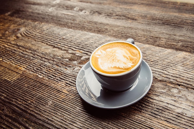 Draufsicht auf Cappuccino-Kaffee in weißer Tasse