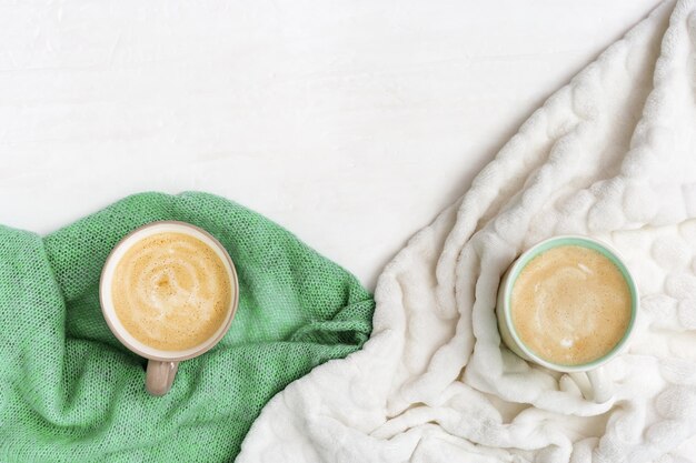 Draufsicht auf Cappuccino mit zwei Tassen Kaffee und Kopienraum