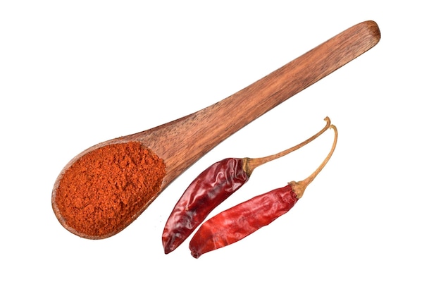 Draufsicht auf Chiliflocken in Holzlöffel mit trockenen roten Chilischoten isoliert auf weißem Hintergrund