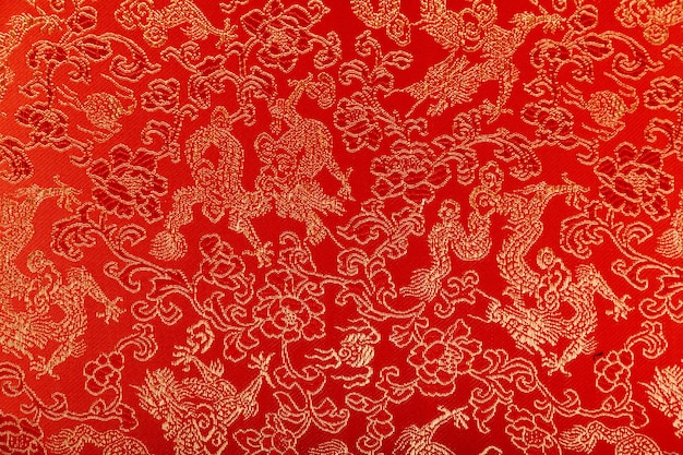 Draufsicht auf chinesische Muster auf rotem Stoff