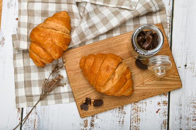 Draufsicht auf Croissants und Pralinen in einem Glas