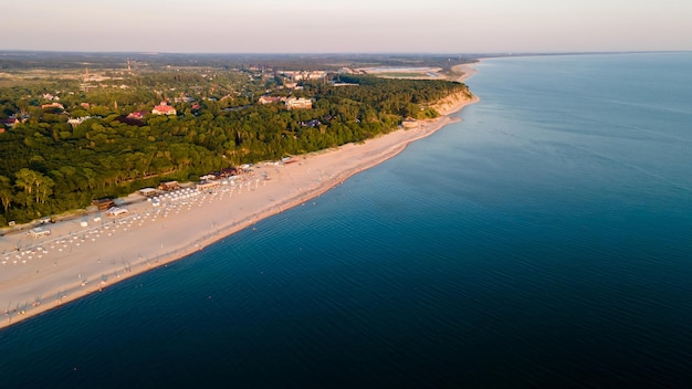 Draufsicht auf das Dorf Yantarny in der Region Kaliningrad, die Ostsee und den Strand