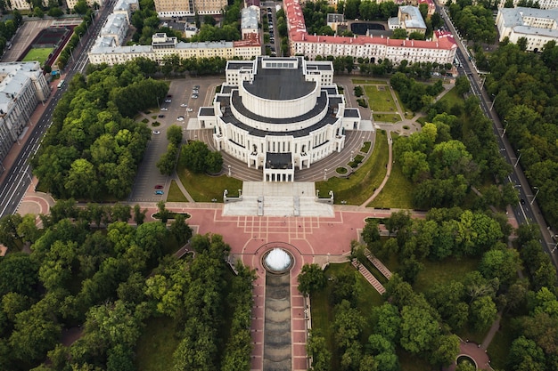 Draufsicht auf das Gebäude der Bolschoi-Oper und des Balletttheaters und des Parks in Minsk. Öffentliches Gebäude. Belarus.