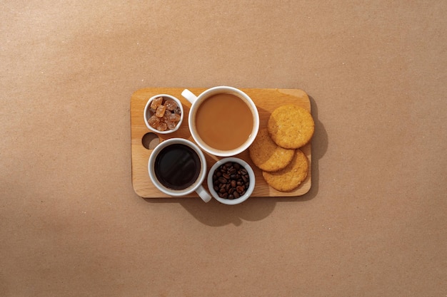 Draufsicht auf das Holztablett mit Kaffeetasse auf beigem Hintergrund