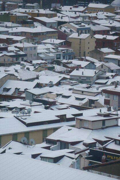 Draufsicht auf das schneebedeckte Stadtbild in Istanbul bei Nacht