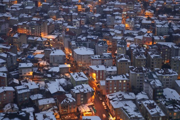 Draufsicht auf das schneebedeckte Stadtbild in Istanbul bei Nacht