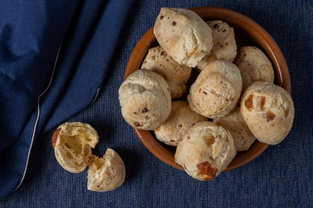 Draufsicht auf das typische paraguayische Käsebrot Chipa, das in der Mitte offen ist