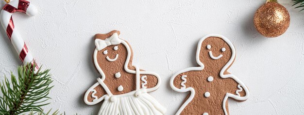 Draufsicht auf dekorierte Weihnachtslebkuchen mit Dekorationen auf weißem Tischhintergrund mit Kopierraum, Konzept der Feiertagsfeier.