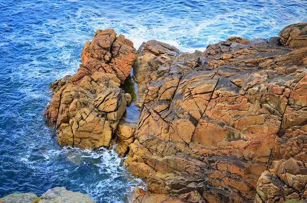 Draufsicht auf den Atlantischen Ozean und die Felsen