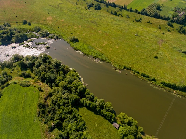 Draufsicht auf den Fluss. Luftaufnahme.