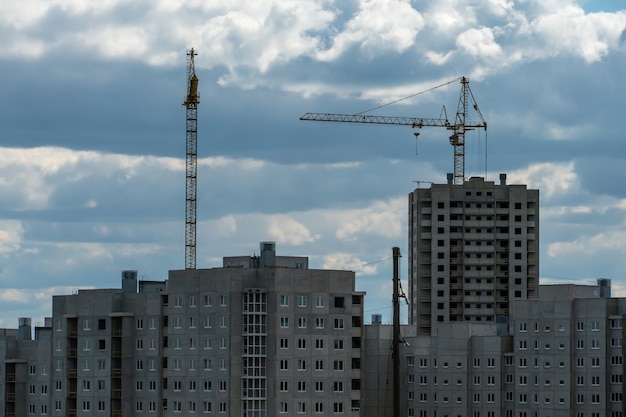 Draufsicht auf den Schlafbereich einer Großstadt Herbstliche Stadtlandschaft Grünflächen neben modernen Hochhäusern