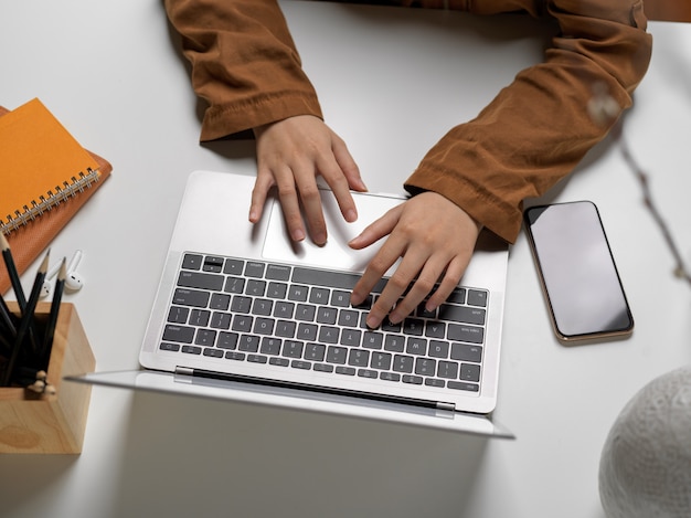 Draufsicht auf den Schreibtisch mit einem Laptop