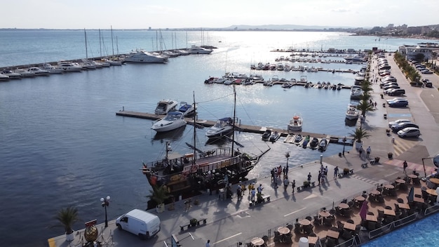 Draufsicht auf den Seehafen der Stadt Sveti Vlas