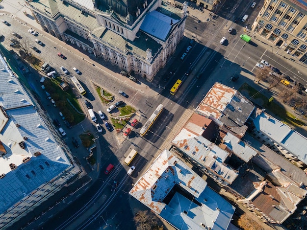 Draufsicht auf den Stadtverkehr in Lemberg