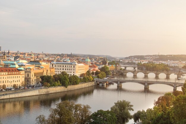 Draufsicht auf die alte schöne Stadt mit dem Fluss und den Brücken