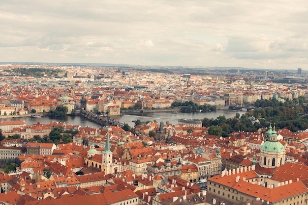 Draufsicht auf die alte schöne Stadt mit dem Fluss und den Brücken