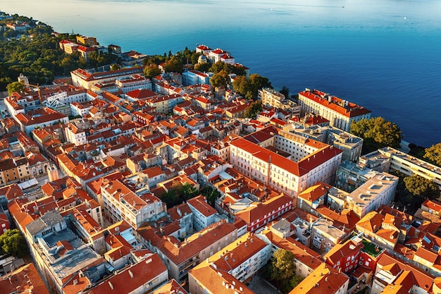 Draufsicht auf die Altstadt von Zadar und das Meer Zadar Kroatien Reiseziele Urlaub Hintergrund Ansicht von oben