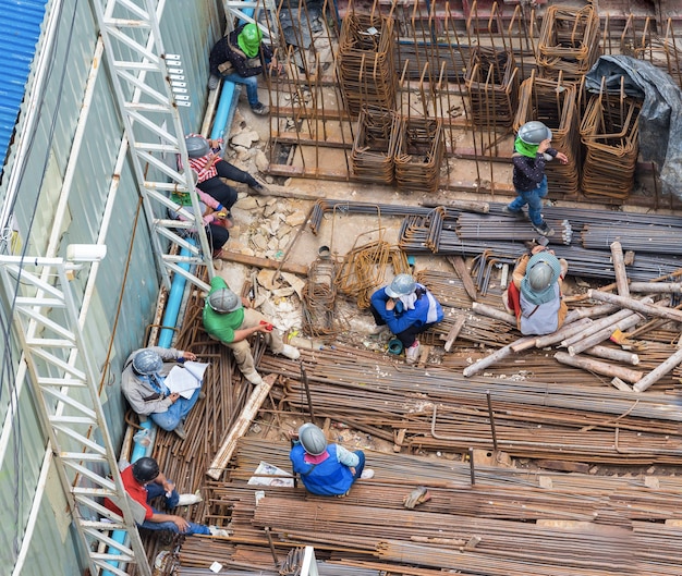 Draufsicht auf die Arbeit der Bauarbeiter