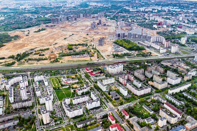 Draufsicht auf die Baustelle und die Stadt