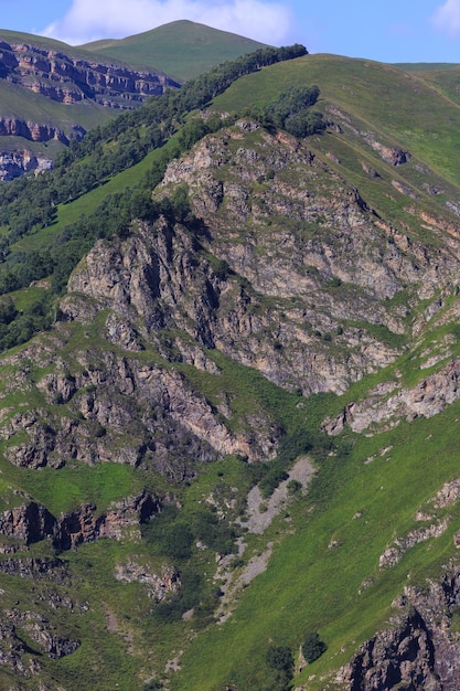 Draufsicht auf die felsigen Klippen des Nordkaukasus in Russland.