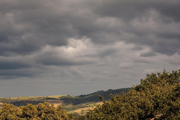 Draufsicht auf die französischen Hügel am bewölkten Himmel