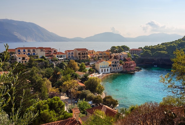 Draufsicht auf die griechische Touristenstadt im Hintergrund auf der Insel Kefalonia im Ionischen Meer in Griechenland