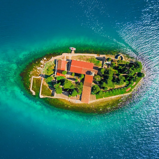 Draufsicht auf die Insel mit einem Kloster im blauen Meer