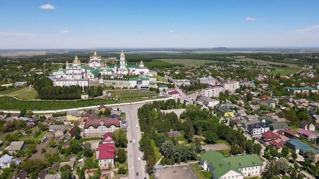 Draufsicht auf die Kirche und das Kloster in der Stadt Pochaev. Pochaev Lawra