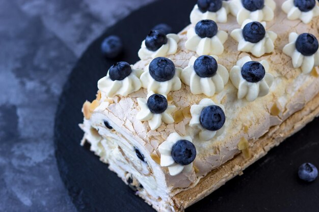 Draufsicht auf die köstliche Baiser-Rolle Protein-Dessert mit Heidelbeeren