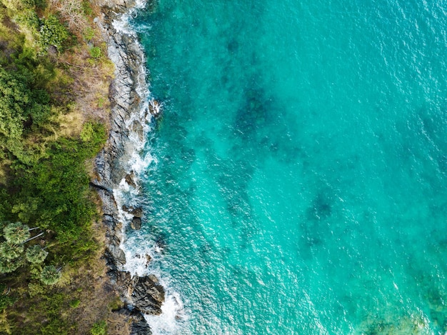 Draufsicht auf die Küste von Phuket, Thailand, wunderschöne Küste und offenes Meer in der Sommersaison, Naturumgebung und Reisehintergrund