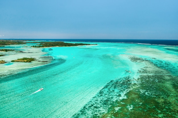 Draufsicht auf die Lagune und das Korallenriff von Mauritius im Indischen Ozean.