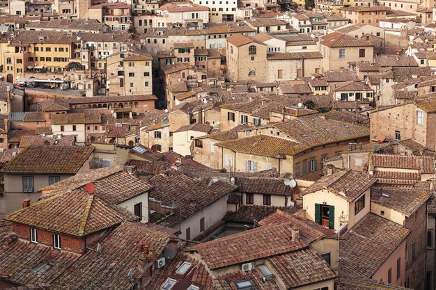 Draufsicht auf die mittelalterlichen Häuser der Stadt Siena. Toskana. Italien