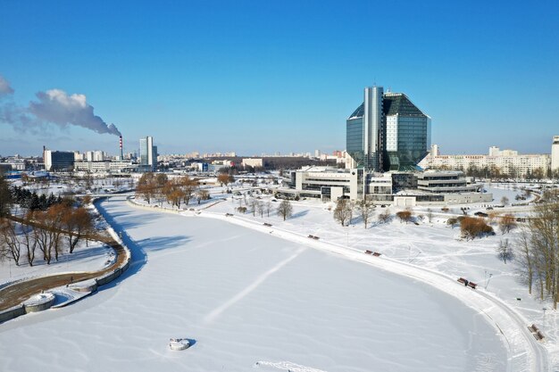 Draufsicht auf die Nationalbibliothek in Minsk im Winter.