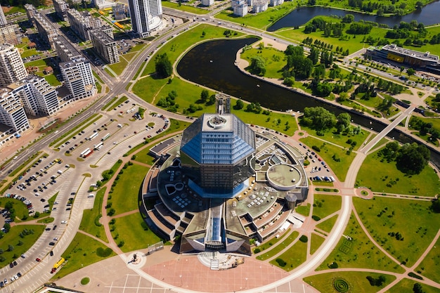 Draufsicht auf die Nationalbibliothek und ein neues Viertel mit einem Park in Minsk.